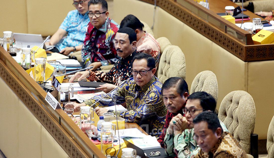 Menteri Dalam Negeri (Mendagri) Tito Karnavian mengikuti rapat kerja dengan Komisi II DPR, Jakarta, Kamis (28/11). - JPNN.com