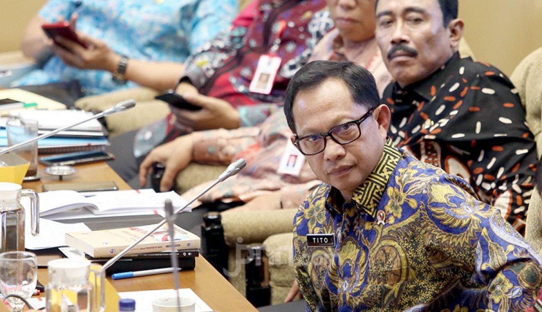 Menteri Dalam Negeri (Mendagri) Tito Karnavian mengikuti rapat kerja dengan Komisi II DPR, Jakarta, Kamis (28/11). - JPNN.com