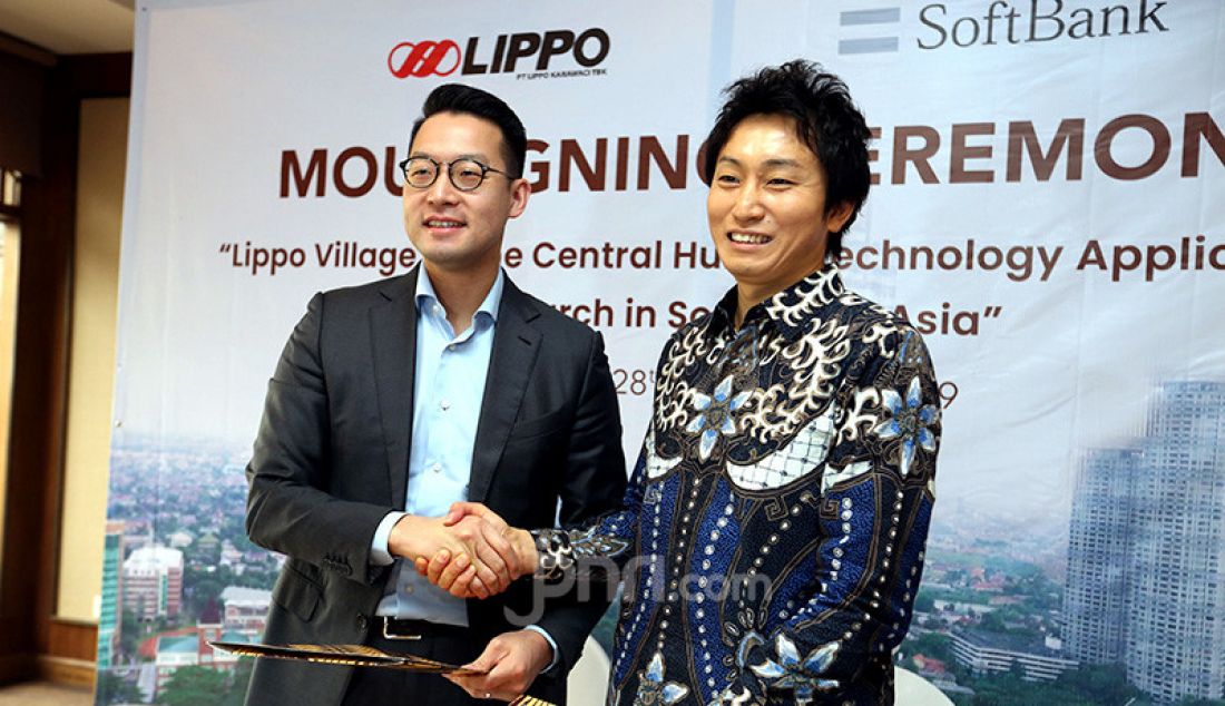 CEO Lippo Karawaci Jhon Riady (kiri) dan Vice President and Head of Global Business Strategy, SoftBank Corp Hidebumi Kitahara saat penandatanganan perjanjian kerjasama, Jakarta, Kamis (28/11). - JPNN.com