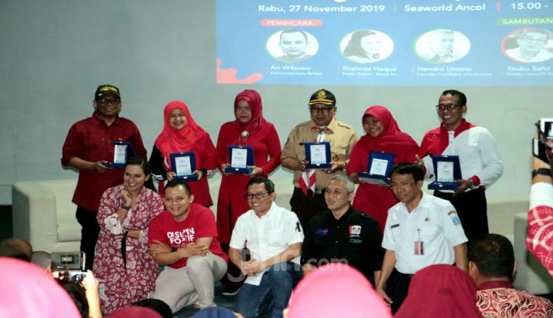 Penghargaan untuk perwakilan sekolah-sekolah yang sebelumnya telah mengikuti roadshow SRA Merajut Impian di sekitar lingkungan Ancol dalam memperingati Hari Guru 2019 - JPNN.com