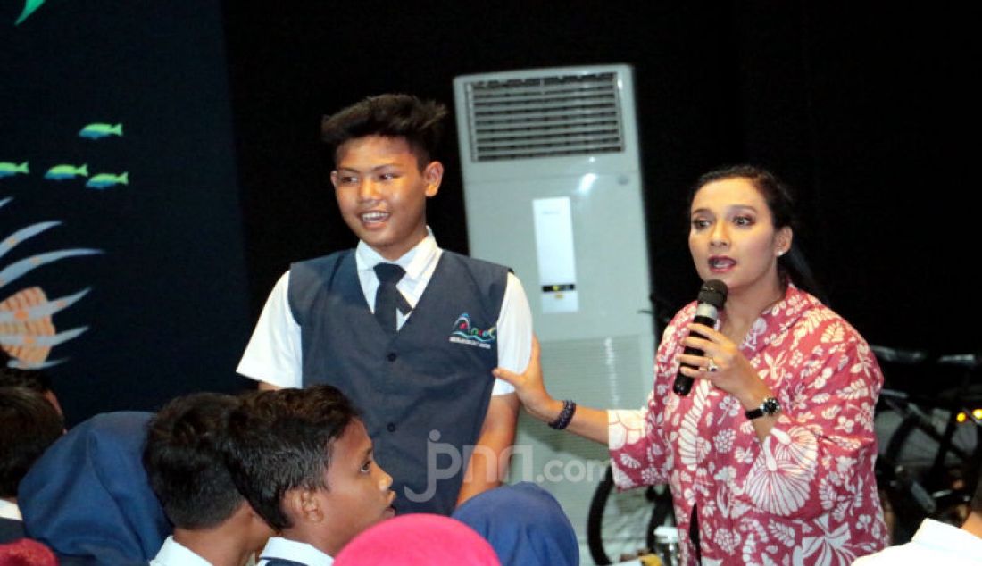 Shahnaz Haque, memberikan cerita Inspiratif dalam talk show kepada anak-anak Sekolah Rakyat Ancol dan para guru undangan. - JPNN.com