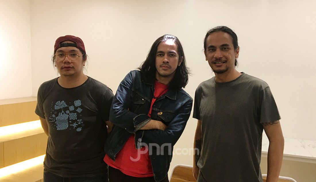 Kelompok Penerbang Roket berhasil merebut penghargaan Anugerah Musik Indonesia (AMI) Awards 2019. Album mereka berjudul 'Galaksi Palapa' dinobatkan sebagai pemenang untuk kategori Album Rock Terbaik. - JPNN.com