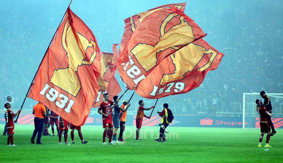 Sejumlah pemain Persija Jakarta membawa bendera berlambang piala usai mengalahkan Persipura Jayapura 1-0 pada Liga 1 2019 di Stadion Utama Gelora Bung Karno, Jakarta, Kamis (28/11). - JPNN.com