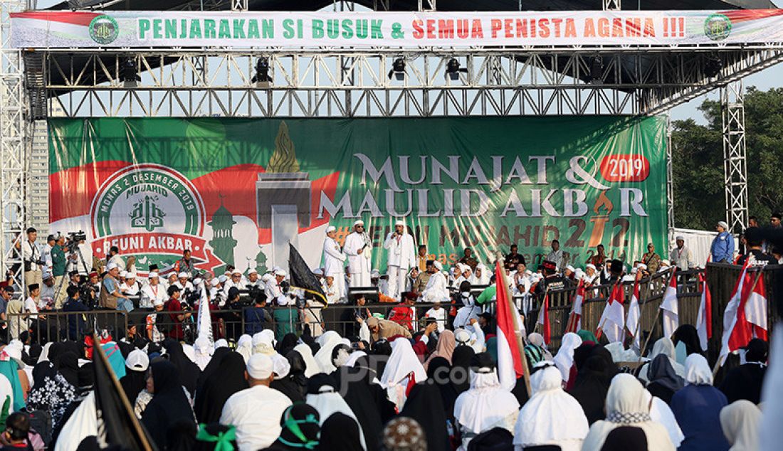Massa alumni 212 menghadiri Reuni Akbar 212 di Monas, Jakarta, Senin (2/12). - JPNN.com