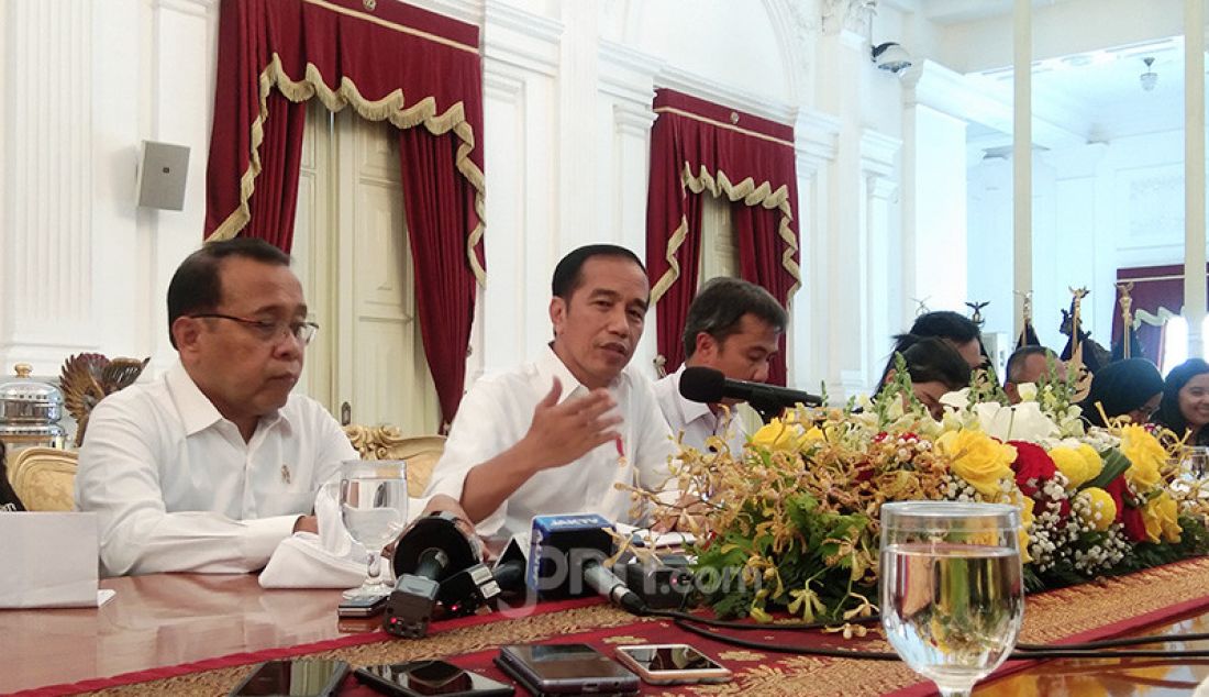 Presiden Joko Widodo di Istana Merdeka, Jakarta, Senin (2/12). Jokowi merasa gerah dengan isu amandemen UUD 1945 yang semakin melebar ke mana-mana. Bahkan suami Iriana menilai ada yang ingin menjerumuskannya. - JPNN.com