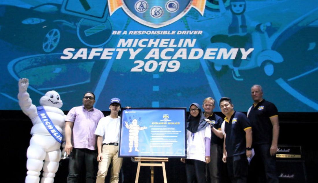 President Director PT Michelin Indonesia Steven Vette bersama dengan peserta dalam acara Michelin Safety Academy di Jakarta, Sabtu (30/11). Michelin Safety Academy yang mengusung tema 'Inspiring Mobility' tersebut diselenggarakan untuk menghadirkan keamanan dan keselamatan berkendara bagi generasi muda Indonesia. - JPNN.com