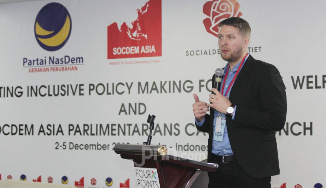 Perwakilan Partai Sosial Demokrasi Denmark Kasper Sand Kjaer, memberikan sambutan pada pertemuan jaringan internasional Social Democracy Asia (Socdem Asia) bersama Partai Sosial Demokrasi Denmark di Jakarta, Selasa (3/12). - JPNN.com