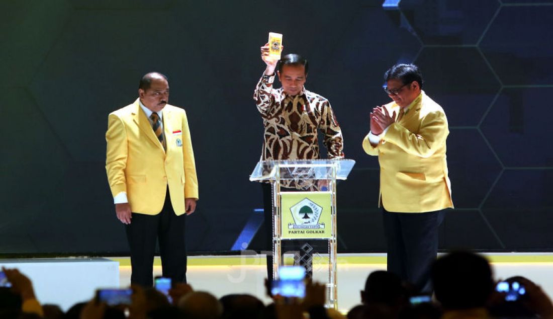 Presiden Joko Widodo bersama Ketum Partai Golkar Airlangga Hartarto membuka Munas ke X Partai Golkar, Jakarta, Selasa (3/12). - JPNN.com