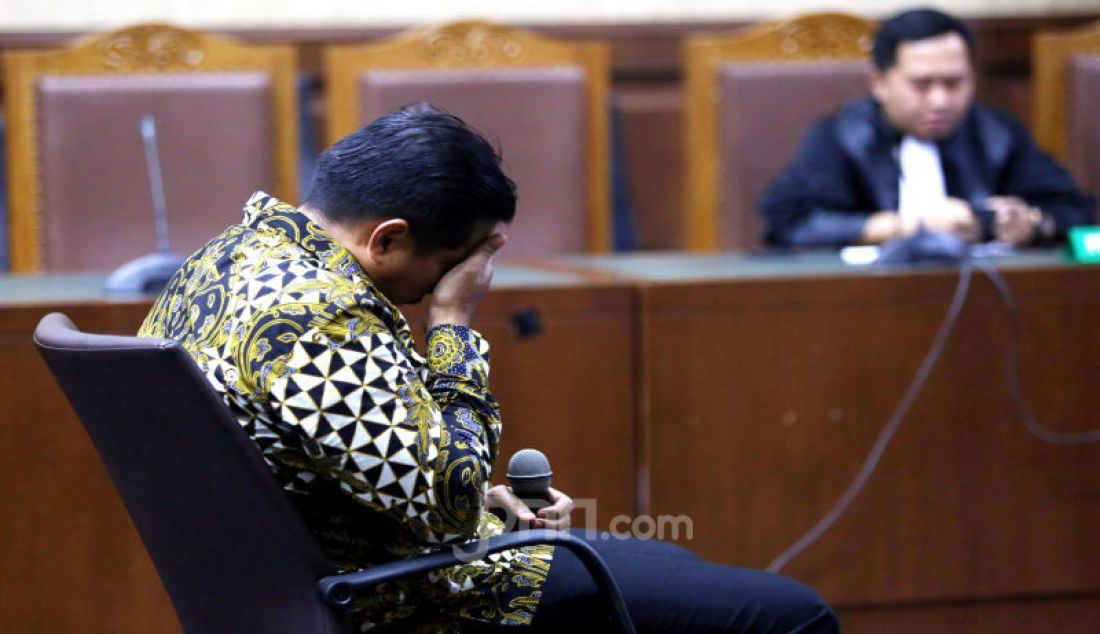 Mantan Anggota DPR Bowo Sidik Pangarso menjalani sidang putusan di Pengadilan Tipikor, Jakarta, Rabu (4/12). - JPNN.com