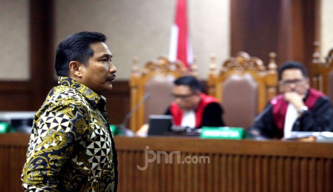 Mantan Anggota DPR Bowo Sidik Pangarso menjalani sidang putusan di Pengadilan Tipikor, Jakarta, Rabu (4/12). Bowo divonis 5 tahun penjara dan denda Rp 250 juta subsider 4 bulan kurungan serta dicabut hak politiknya selama 5 tahun setelah bebas. - JPNN.com