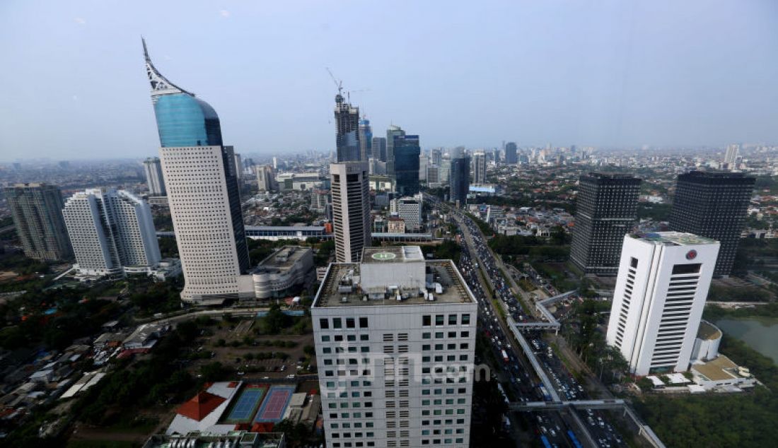 Suasana Gedung-Gedung Pencakar Langit di Kawasan Sudirman, Jakarta, Kamis (5/12). Pertumbuhan Gedung-gedung pencakar langit di Jakarta semakin bertambah. - JPNN.com