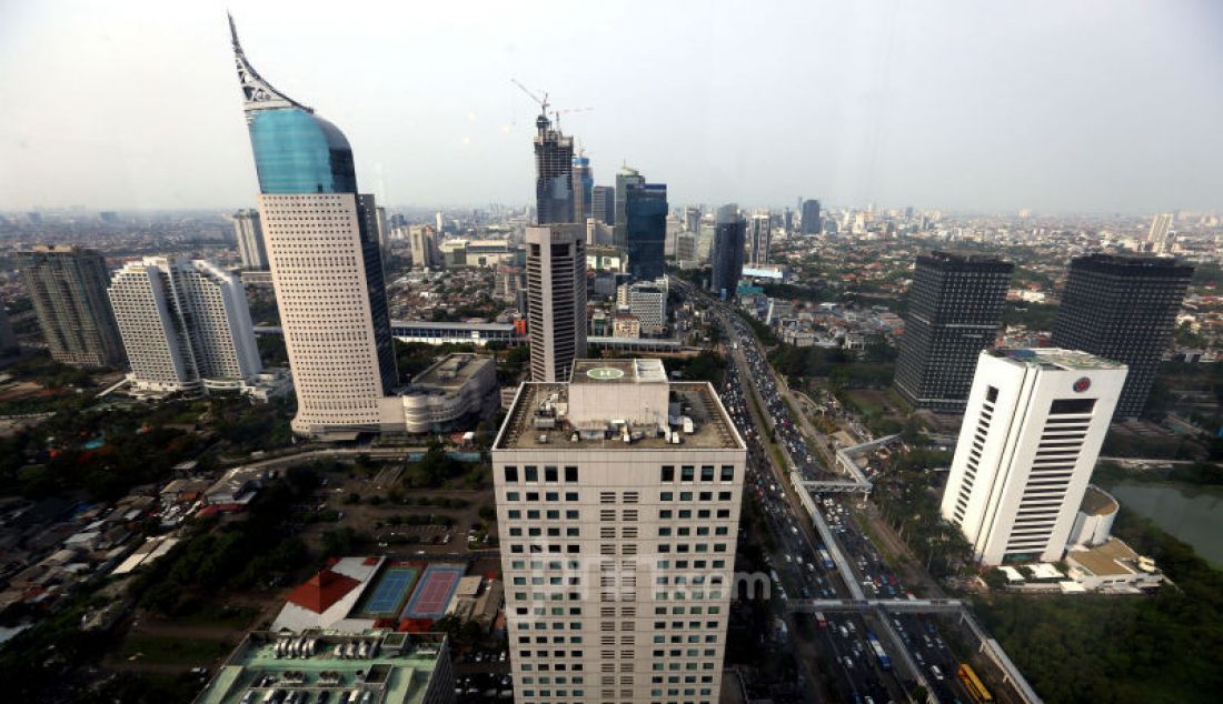 Suasana Gedung-Gedung Pencakar Langit di Kawasan Sudirman, Jakarta, Kamis (5/12). Pertumbuhan Gedung-gedung pencakar langit di Jakarta semakin bertambah. Menurut situs The Skyscraper Center, tahun 2018 Jakarta memiliki sekitar 382 gedung, termasuk gedung-gedung yang masih dibangun dan akan selesai tahun 2019 dan 2020 mendatang. 42 persen dari gedung-gedung pencakar langit memiliki ketinggian di atas 150m. - JPNN.com