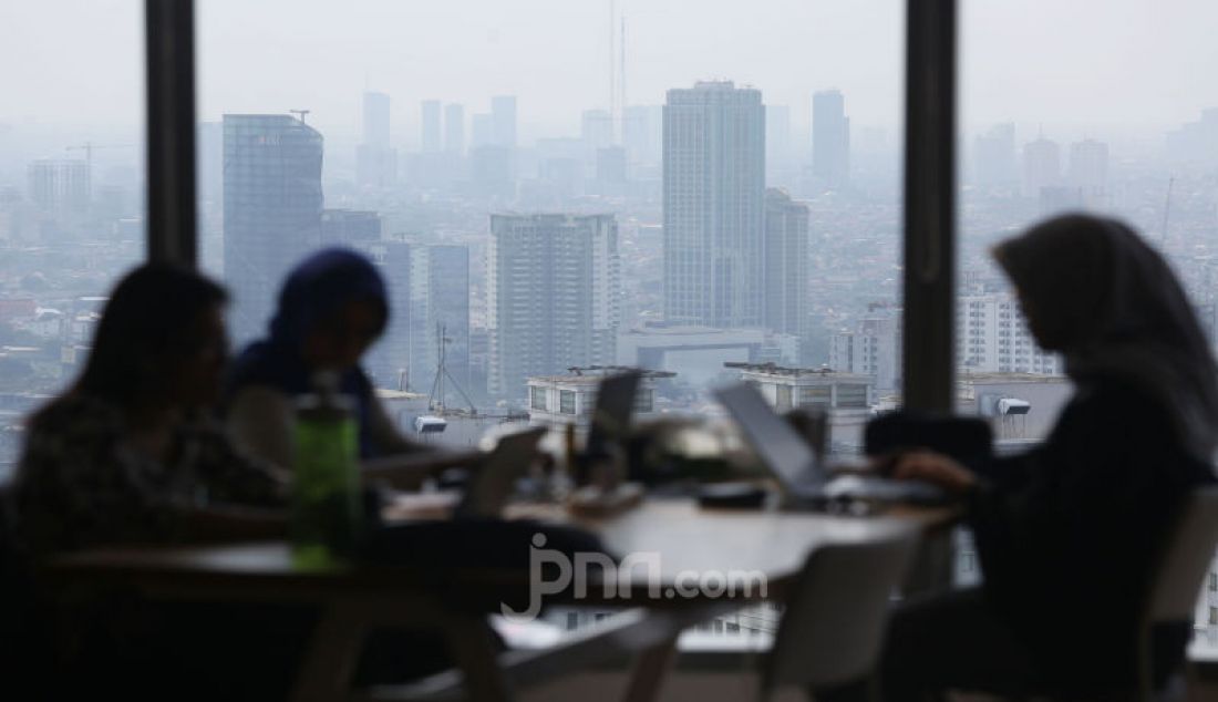 Aktivitas pekerja kantoran di dalam gedung pencakat langit kawasan Sudirman, Jakarta, Kamis (5/12). - JPNN.com