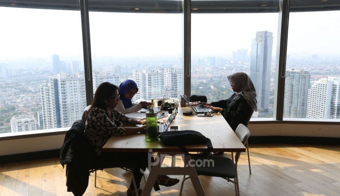 Aktivitas pekerja kantoran di dalam gedung pencakat langit kawasan Sudirman, Jakarta, Kamis (5/12). Kebutuhan gedung perkantoran di Ibukota Jakarta terus meningkat seiring laju pertumbuhan perusahaan start up yang membutuhkan ruang kantor ala co-working space. - JPNN.com