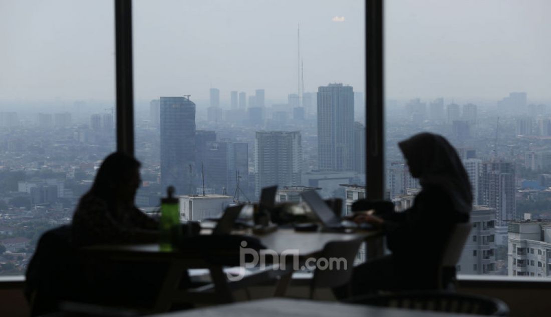 Aktivitas pekerja kantoran di dalam gedung pencakat langit kawasan Sudirman, Jakarta, Kamis (5/12). Kebutuhan gedung perkantoran di Ibukota Jakarta terus meningkat seiring laju pertumbuhan perusahaan start up yang membutuhkan ruang kantor ala co-working space. - JPNN.com