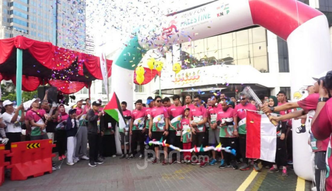Ketua Umum KNRP, Suripto melepas peserta Run for Palestine di halaman gedung KPPTI Indosat, Jakarta, Minggu (8/12). - JPNN.com