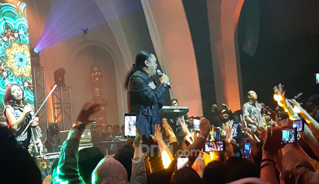 Penyanyi Didi Kempot, atau yang mulai dikenal sebagai The Godfather of Broken Heart tampil dalam konser bertajuk 'The Lord of Loro Ati,' yang digelar di The Pallas akhir pekan lalu. - JPNN.com