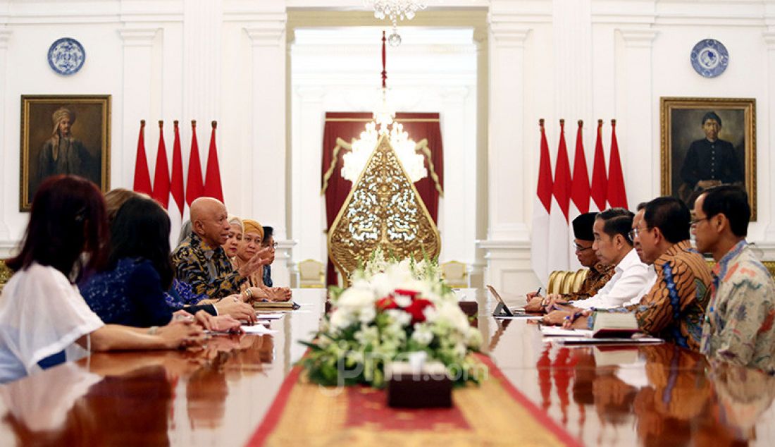 Presiden Joko Widodo menerima audiensi Delegasi Aksi Stop TBC Dunia di Istana Merdeka, Jakarta, Senin (9/12). - JPNN.com