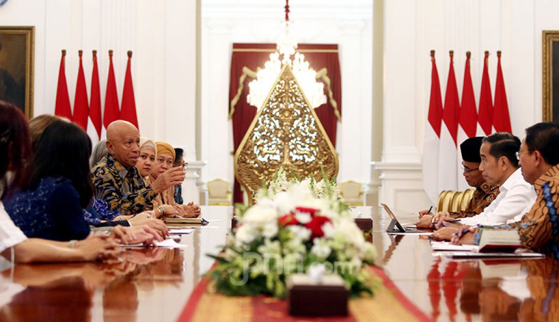 Presiden Joko Widodo menerima audiensi Delegasi Aksi Stop TBC Dunia di Istana Merdeka, Jakarta, Senin (9/12). - JPNN.com