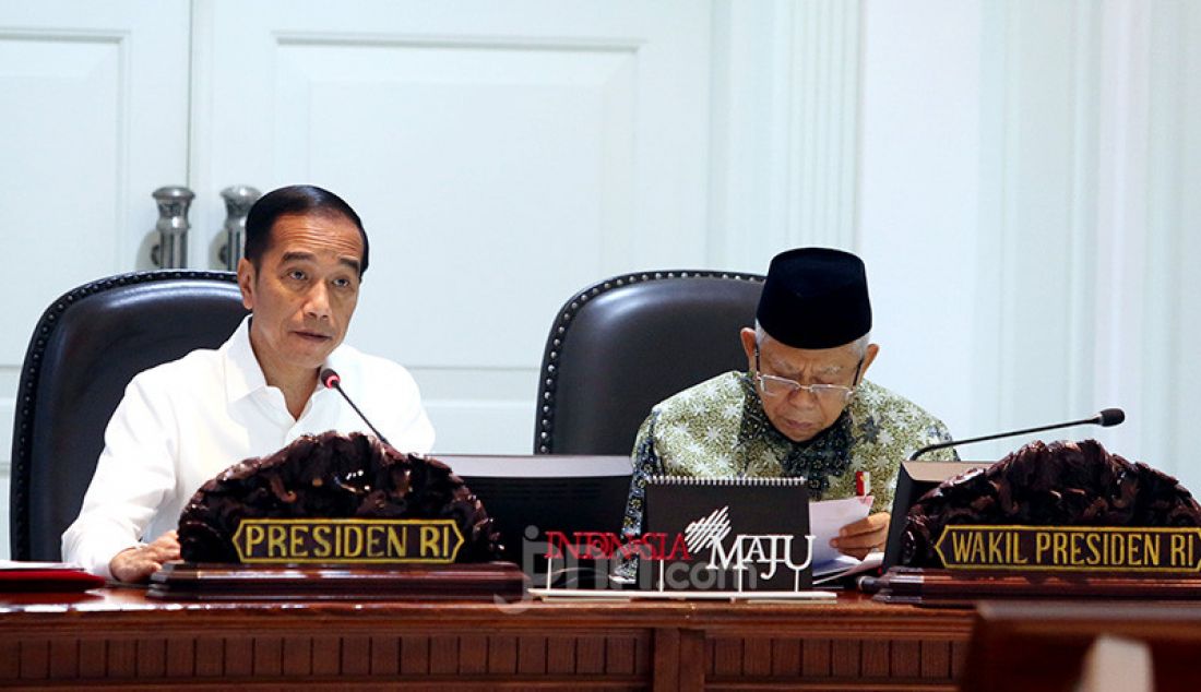 Presiden Joko Widodo dan Wapres Ma'ruf Amin memimpin rapat terbatas Pelaksanaan Program Kredit Usaha Rakyat Tahun 2020 di Kantor Presiden, Jakarta, Senin (9/12). - JPNN.com