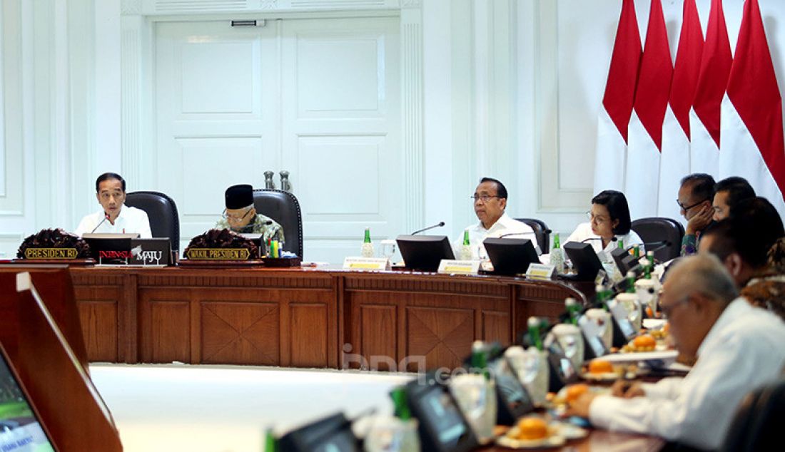 Presiden Joko Widodo dan Wapres Ma'ruf Amin memimpin rapat terbatas Pelaksanaan Program Kredit Usaha Rakyat Tahun 2020 di Kantor Presiden, Jakarta, Senin (9/12). - JPNN.com