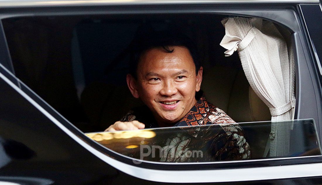 Komut Pertamina Basuki Tjahaja Purnama dan Dirut Pertamina Nicke Widyawati usai bertemu Presiden Joko Widodo di Istana Merdeka, Jakarta, Senin (9/12). - JPNN.com