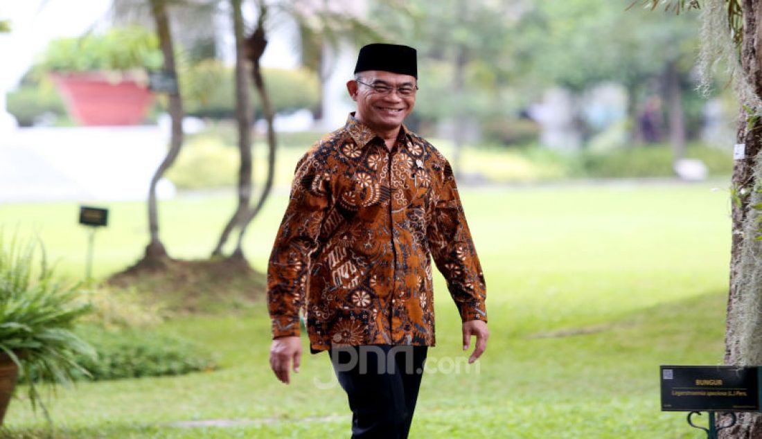 Menko PMK Muhadjir Effendy usai mengikuti rapat terbatas dengan Presiden Joko Widodo di Kantor Presiden, Jakarta, Senin (9/12). - JPNN.com