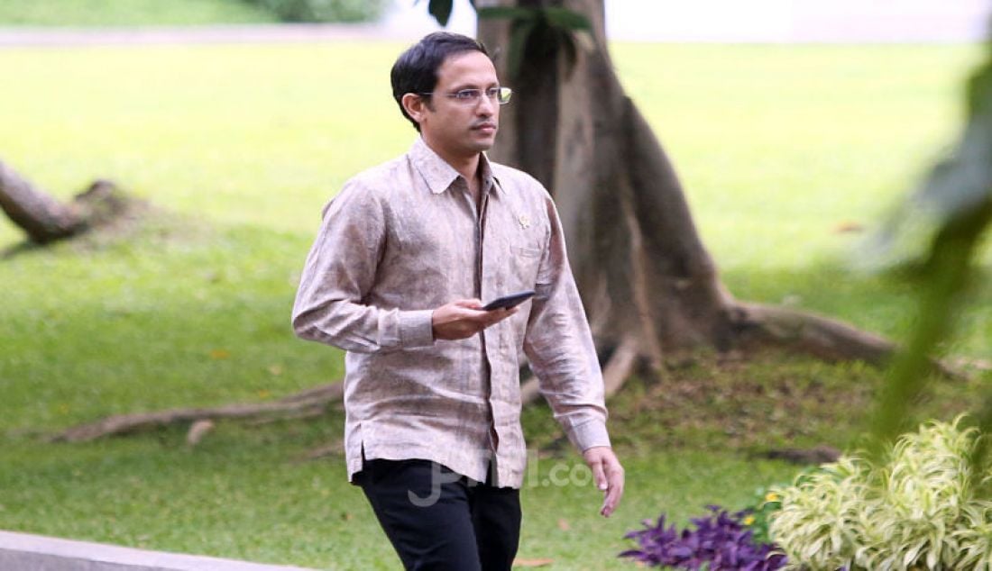 Mendikbud Nadiem Makarim usai mengikuti rapat terbatas dengan Presiden Joko Widodo di Kantor Presiden, Jakarta, Senin (9/12). - JPNN.com