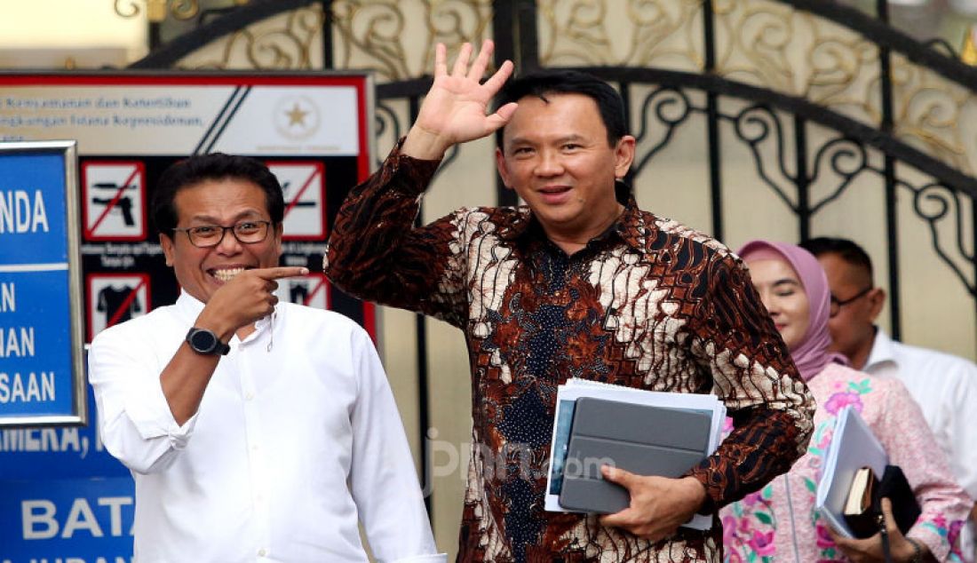 Komut Pertamina Basuki Tjahaja Purnama didampingi Jubir Presiden Fadjroel Rachman usai bertemu Presiden Joko Widodo di Istana Merdeka, Jakarta, Senin (9/12). - JPNN.com