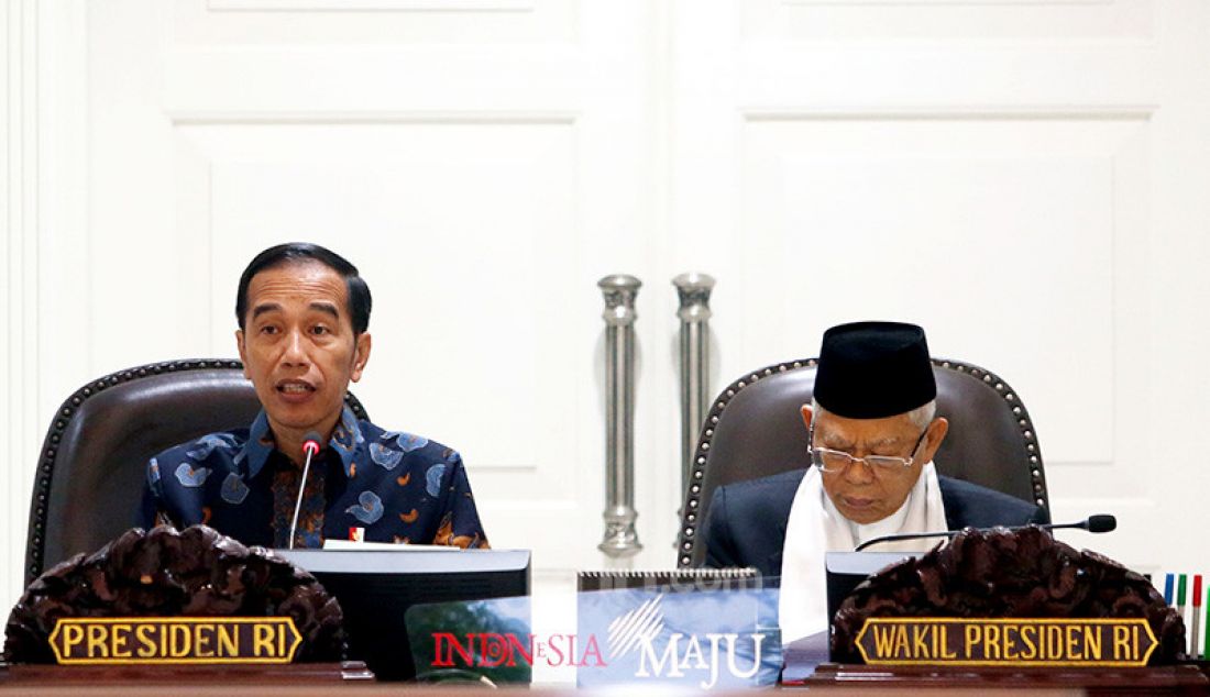 Presiden Joko Widodo bersama Wapres Ma'ruf Amin memimpin rapat terbatas Akselerasi Implementasi Program Siap Kerja dan Perlindungan Sosial di Kantor Presiden, Jakarta, Selasa (10/12). - JPNN.com