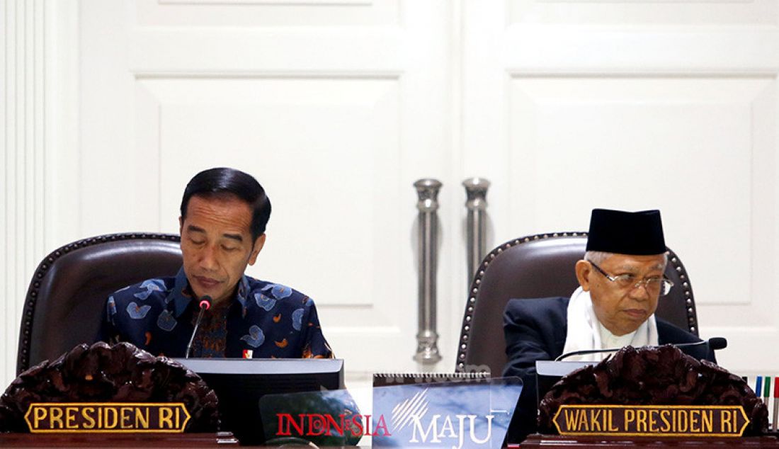 Presiden Joko Widodo bersama Wapres Ma'ruf Amin memimpin rapat terbatas Akselerasi Implementasi Program Siap Kerja dan Perlindungan Sosial di Kantor Presiden, Jakarta, Selasa (10/12). - JPNN.com
