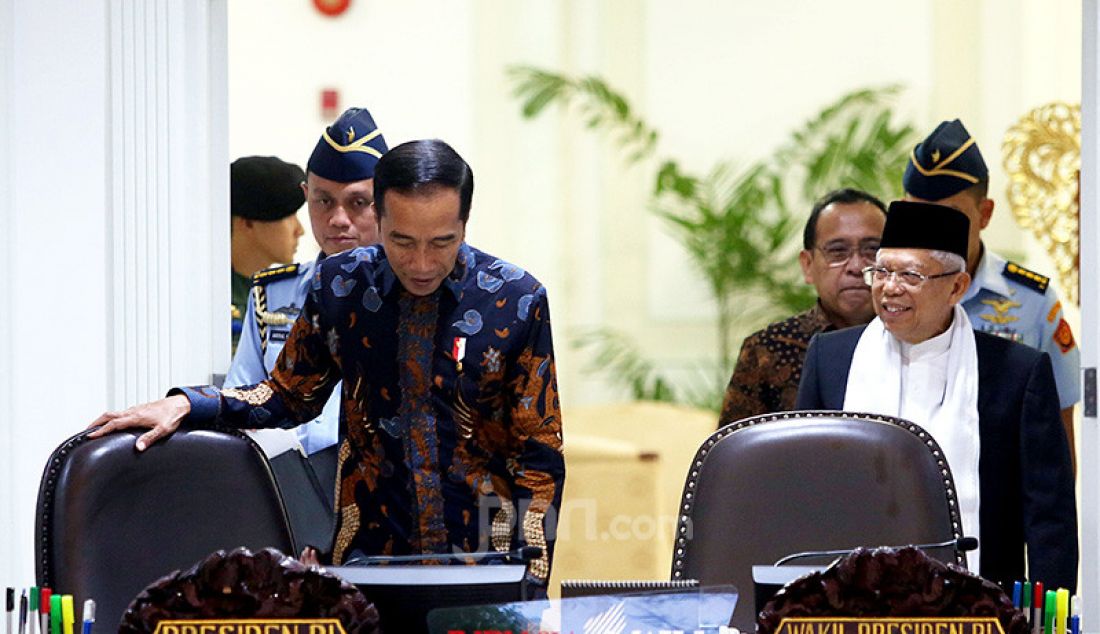 Presiden Joko Widodo bersama Wapres Ma'ruf Amin saat akan memimpin rapat terbatas Akselerasi Implementasi Program Siap Kerja dan Perlindungan Sosial di Kantor Presiden, Jakarta, Selasa (10/12). - JPNN.com