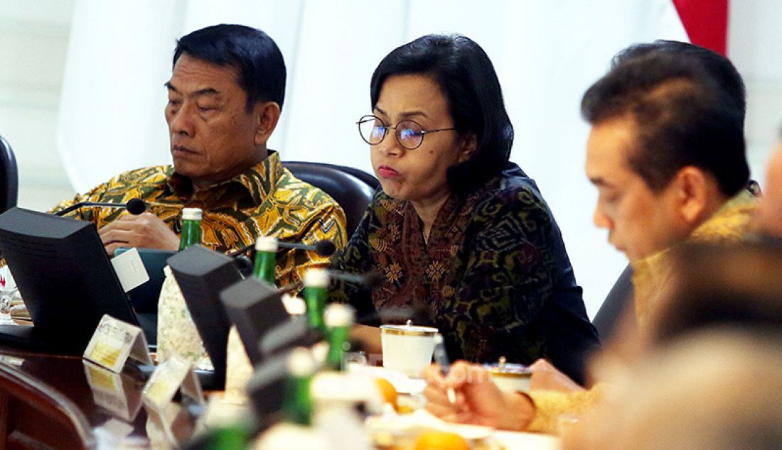 Menteri Keuangan Sri Mulyani saat mengikuti rapat terbatas Akselerasi Implementasi Program Siap Kerja dan Perlindungan Sosial di Kantor Presiden, Jakarta, Selasa (10/12). - JPNN.com