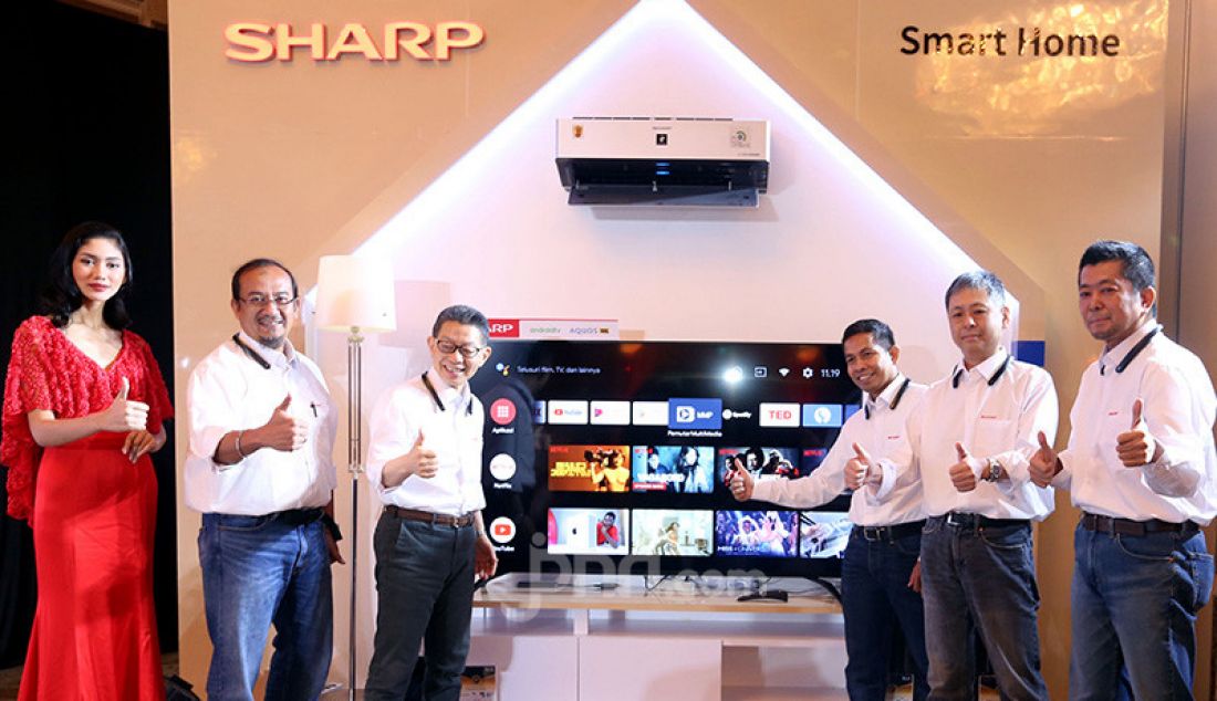 President Director SEID Shinji Teraoka bersama jajaran SEID meluncurkan SHARP Android TV dengan Google Assistant, Jakarta, Rabu (11/12). - JPNN.com