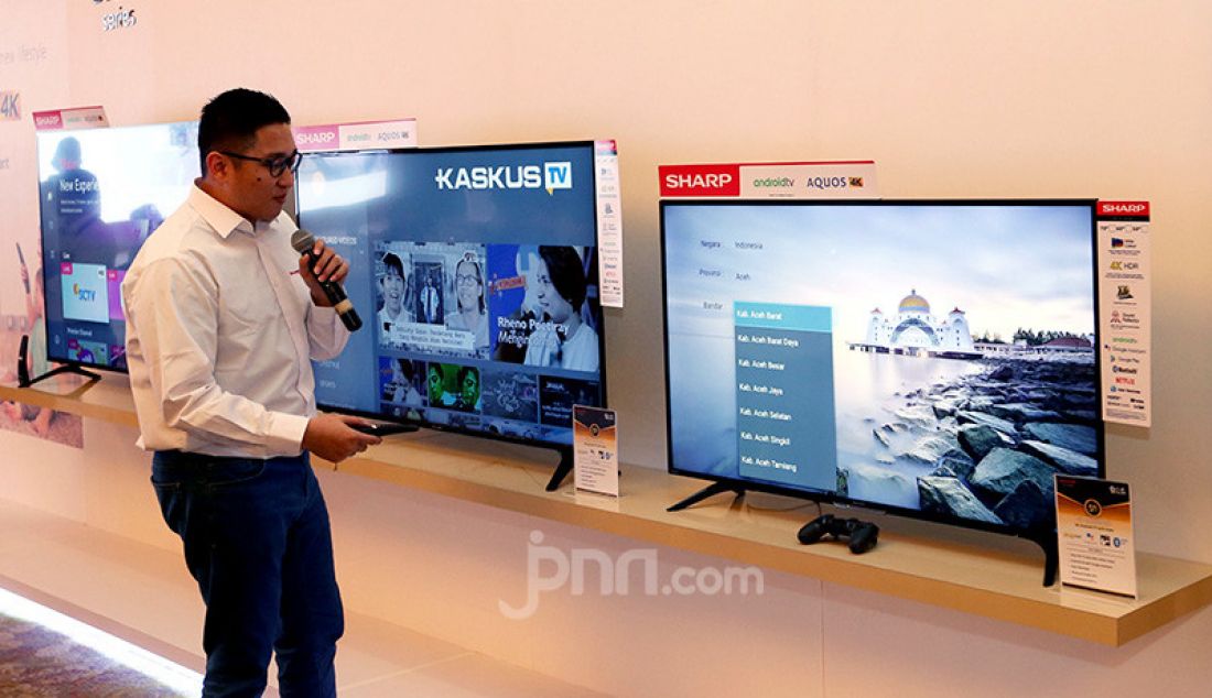 SHARP Android TV dengan Google Assistant saat diperkenalkan pada awak media di Jakarta, Rabu (11/12). Dengan perintah suara, SHARP Android TV dengan Google Assistant akan menyapa konsumen dan menginformasikan berbagai hal. - JPNN.com
