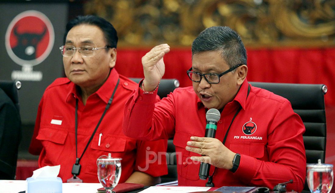Sekjen PDIP Hasto Kristiyanto bersama pengurus DPP PDIP memberikan konferensi pers HUT ke 47 dan Rakernas 1 PDIP, Jakarta, Rabu (11/12). - JPNN.com