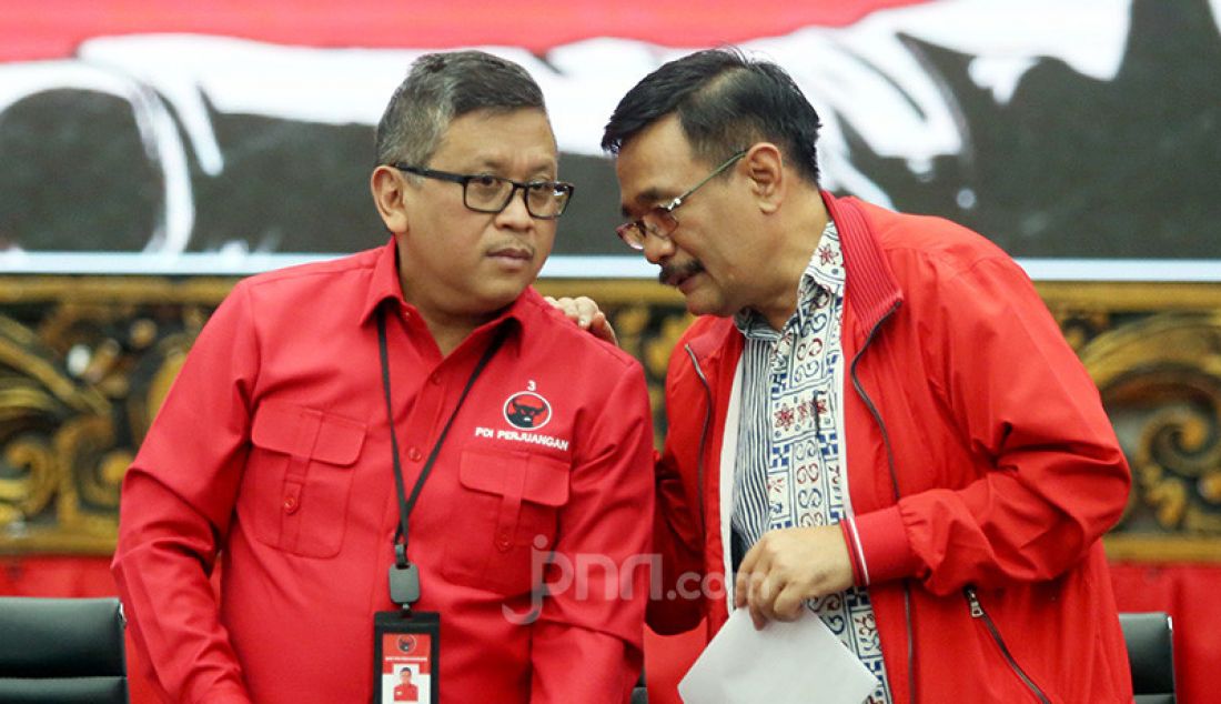 Sekjen PDIP Hasto Kristiyanto dan Ketua DPP PDI Perjuangan Djarot Saiful Hidayat saat konferensi pers HUT ke 47 dan Rakernas 1 PDIP, Jakarta, Rabu (11/12). - JPNN.com