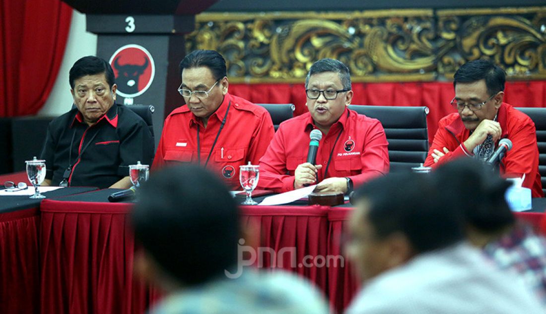 Sekjen PDIP Hasto Kristiyanto bersama pengurus DPP PDIP memberikan konferensi pers HUT ke 47 dan Rakernas 1 PDIP, Jakarta, Rabu (11/12). - JPNN.com