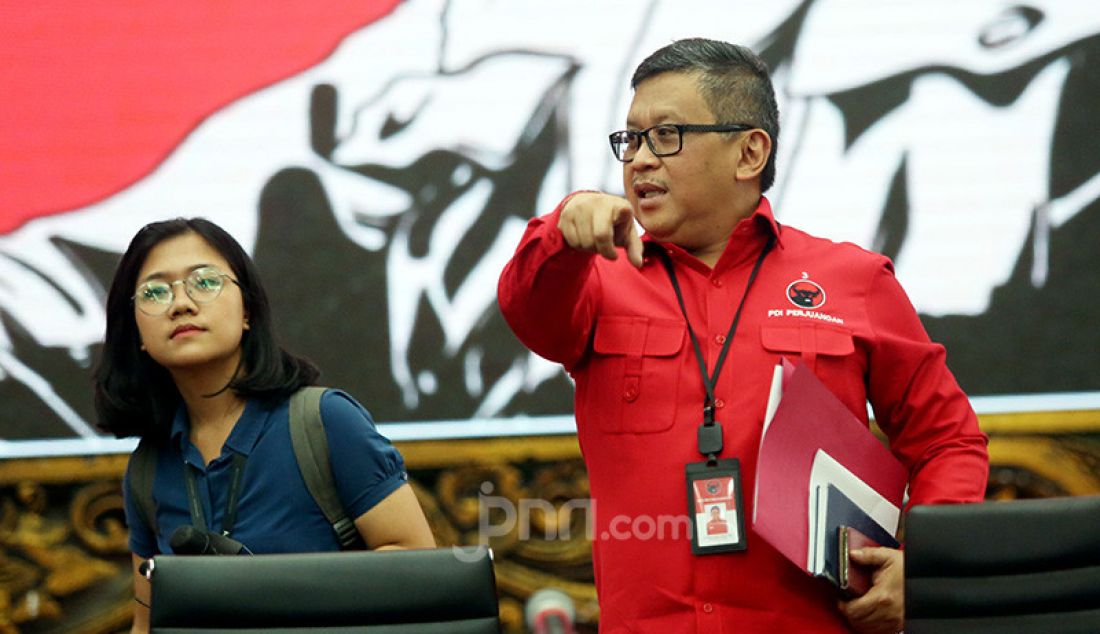 Sekjen PDIP Hasto Kristiyanto usai memberikan kenferensi pers HUT ke 47 dan Rakernas 1 PDIP, Jakarta, Rabu (11/12). - JPNN.com