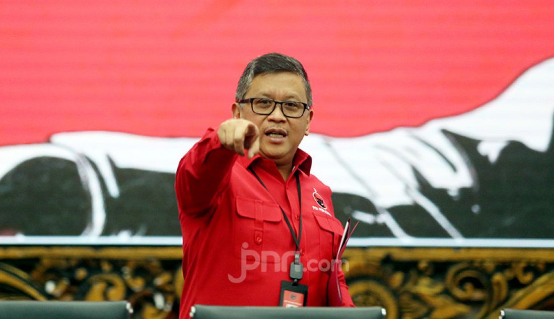 Sekjen PDIP Hasto Kristiyanto usai memberikan kenferensi pers HUT ke 47 dan Rakernas 1 PDIP, Jakarta, Rabu (11/12). - JPNN.com