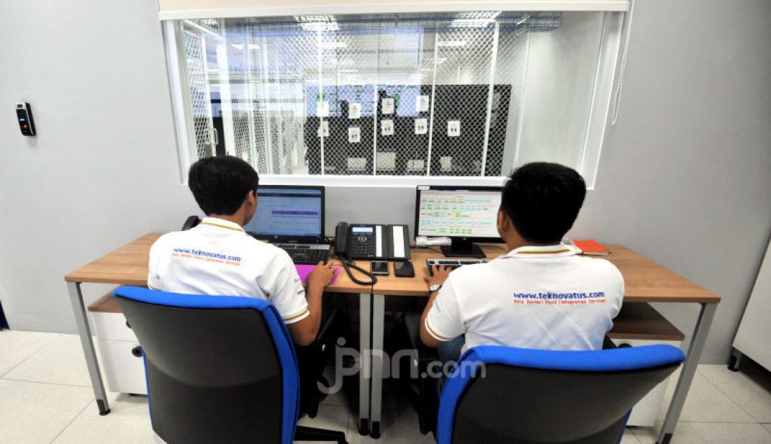 Sejumlah pekerja melakukan pendataan di area Teknovatus data center, di BSD, Serpong, Kamis (12/12). PT Teknovatus Solusi Sejahtera, penyedia jasa brangkas pribadi (HiveCloud) yang bersertifikasi internasional. - JPNN.com