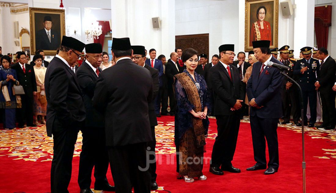 Para anggota Wantimpres bersiap menjalani pelantikan di Istana Negara, Jakarta, Jumat (13/12). - JPNN.com