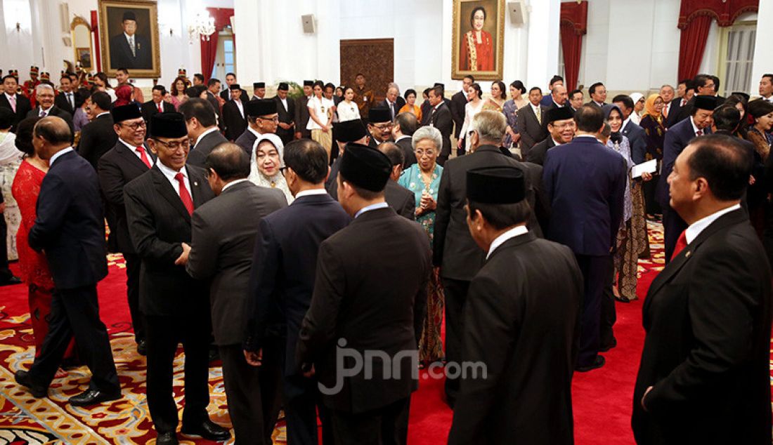 Ketua dan anggota Wantimpres mendapat ucapan selamat usai pelantikan di Istana Negara, Jakarta, Jumat (13/12). - JPNN.com