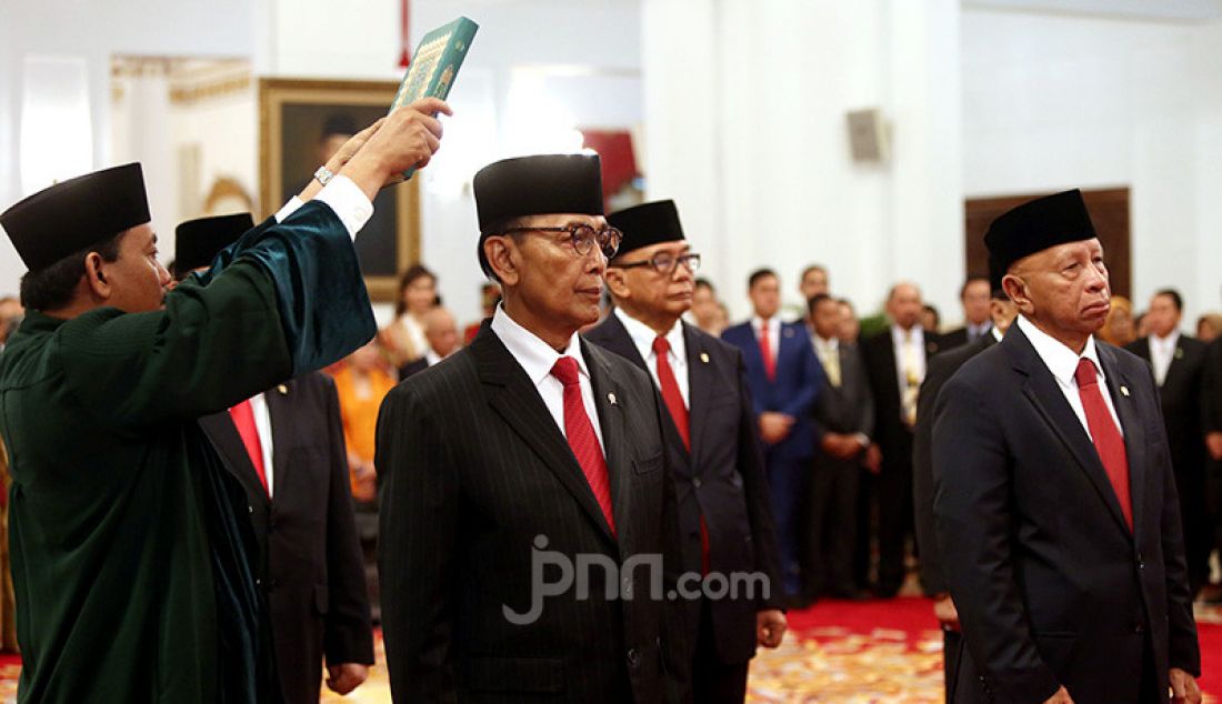 Presiden Joko Widodo melantik Wantimpres di Istana Negara, Jakarta, Jumat (13/12). - JPNN.com