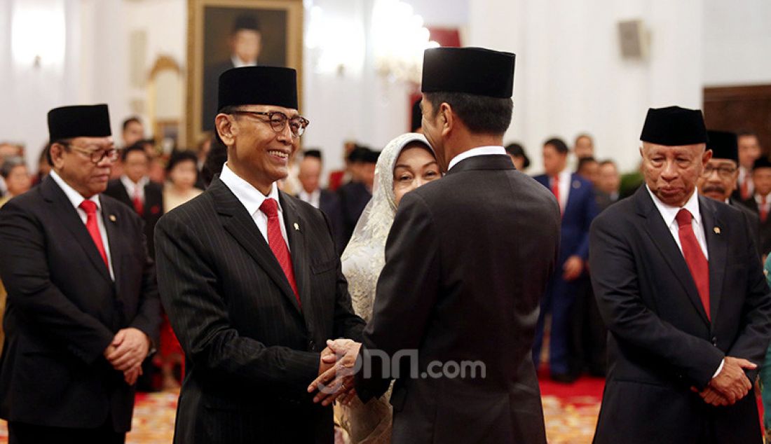 Presiden Joko Widodo memberikan ucapan selamat kepada Ketua Wantimpres Wiranto usai pelantikan Wantimpres di Istana Negara, Jakarta, Jumat (13/12). - JPNN.com