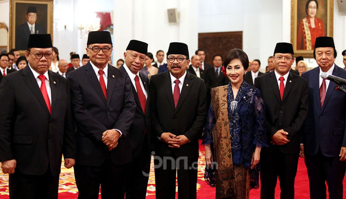 Para anggota Wantimpres berfoto sebelum pelantikan di Istana Negara, Jakarta, Jumat (13/12). - JPNN.com