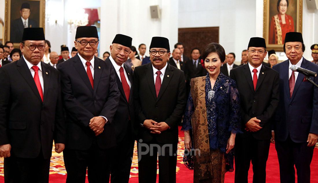 Para anggota Wantimpres berfoto usai acara pelantikan di Istana Negara, Jakarta, Jumat (13/12). - JPNN.com