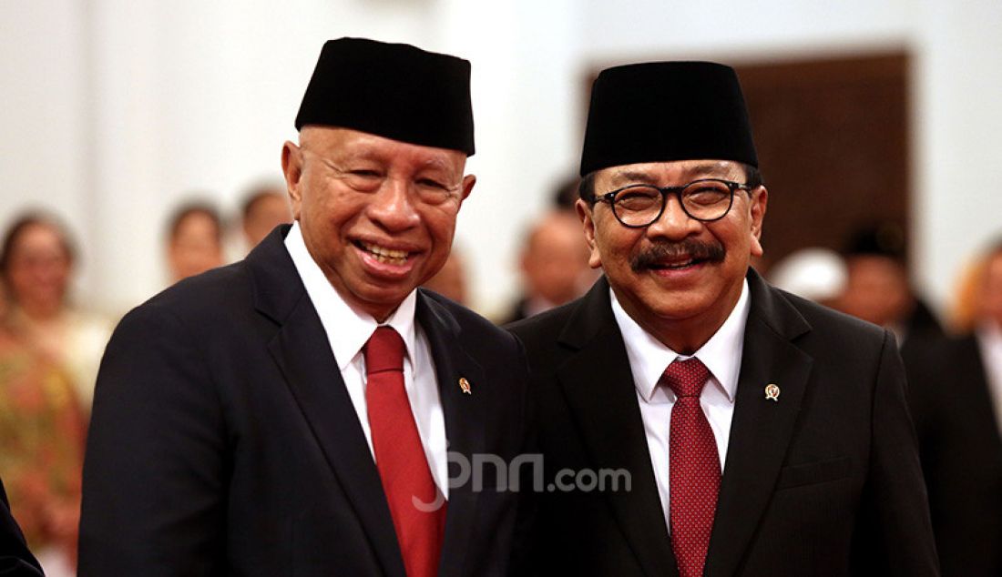 Anggota Wantimpres Arifin Panigoro bersama Soekarwo saat akan mengikuti pelantikan di Istana, Jakarta, Jumat (13/12). - JPNN.com