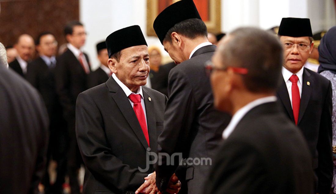 Presiden Joko Widodo memberikan ucapan selamat kepada Anggota Wantimpres Habib Luthfi bin Yahya usai pelantikan di Istana, Jakarta, Jumat (13/12). - JPNN.com