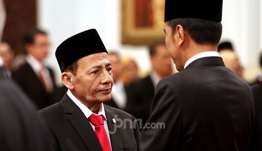 Presiden Joko Widodo memberikan ucapan selamat kepada Anggota Wantimpres Habib Luthfi bin Yahya usai pelantikan di Istana, Jakarta, Jumat (13/12). - JPNN.com